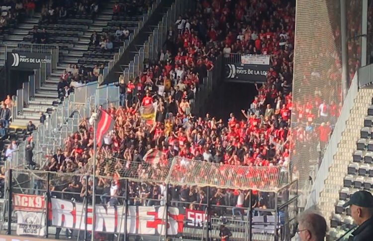 Angers - Stade rennais : l'incroyable soutien des supporters rennais au stade Raymond Kopa 